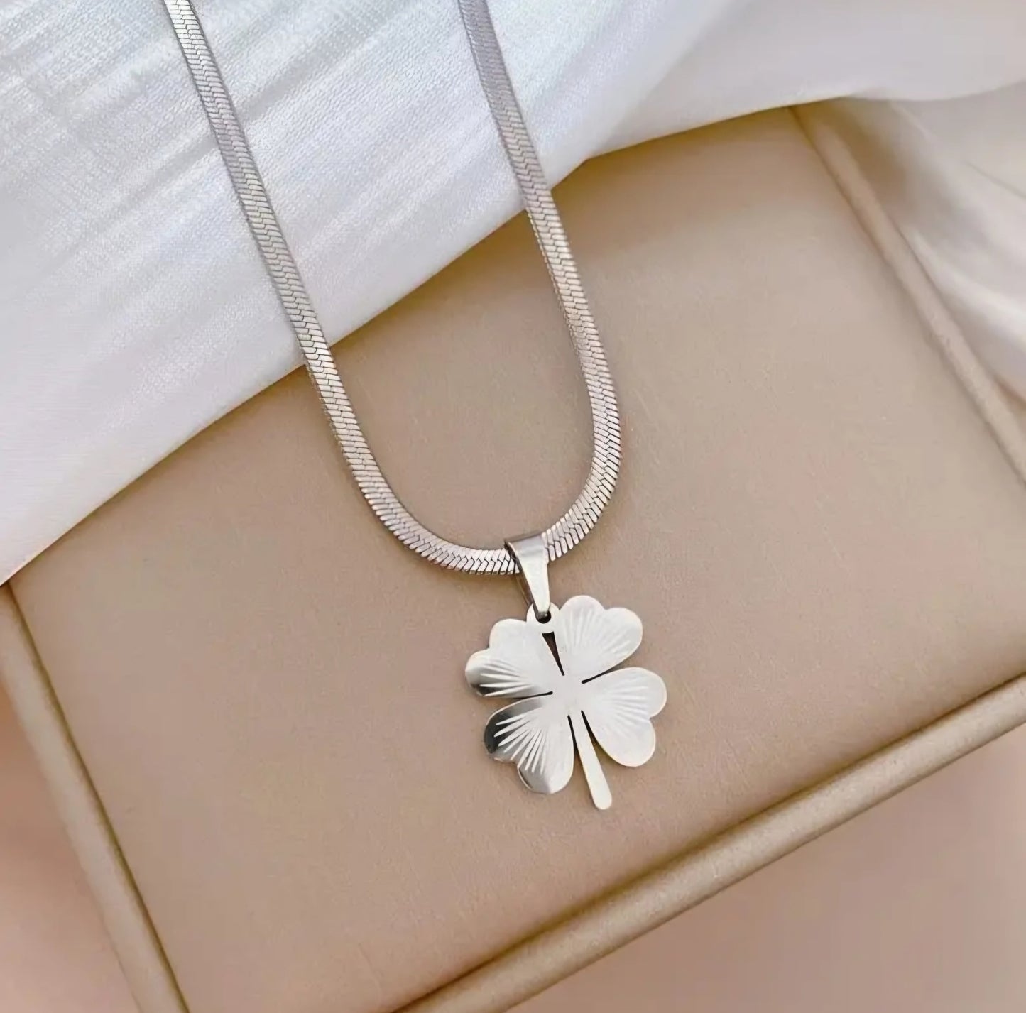 4 LEAF CLOVER NECKLACE BLING8UK
